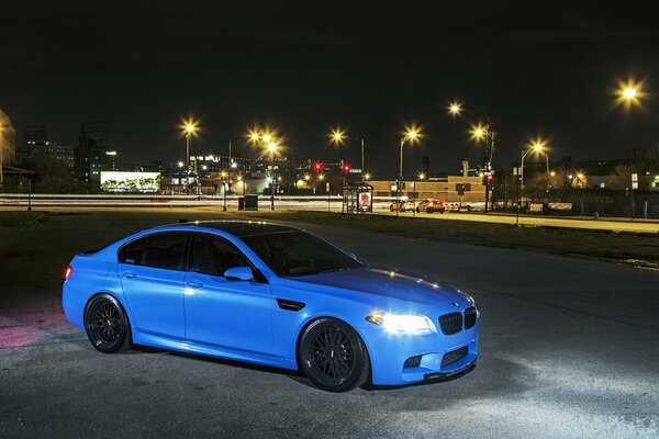 Bmw bleu sous le couvert de la nuit