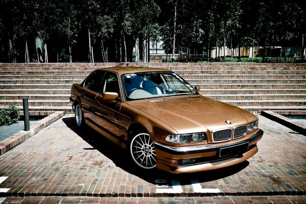 Goldener bmw 740 e38 im Stadtpark