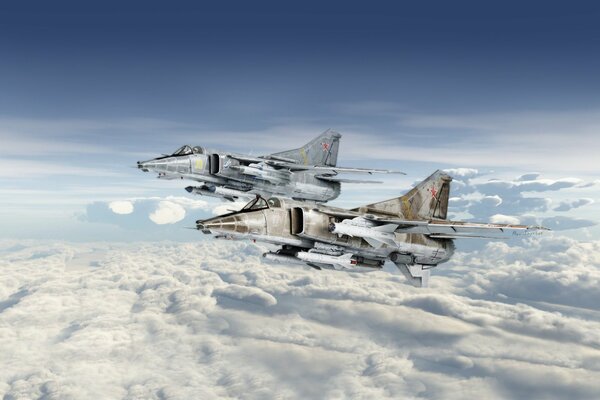 Aviones de combate en el cielo azul