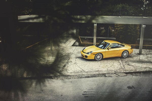 Porsche carrera giallo vista laterale
