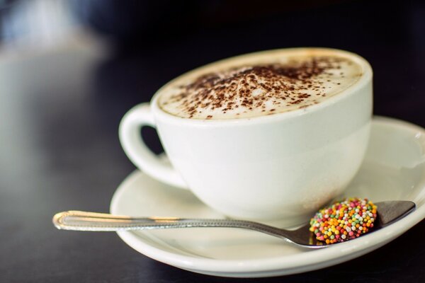 Petit déjeuner café avec des bonbons au lait