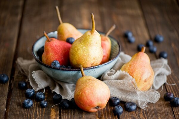 Nature morte de poire. Les cadeaux de l automne. Myrtilles sur la table