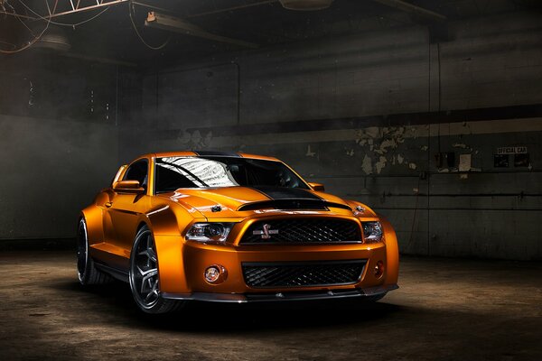 Ford Mustang pomarańczowy samochód