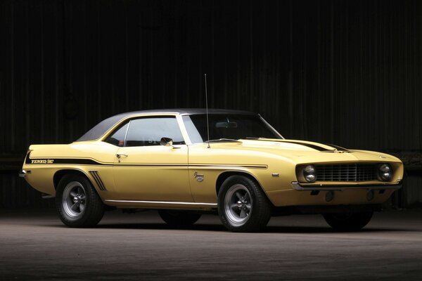 Auto Chevrolet Camaro aus dem Jahr 1969 gelb