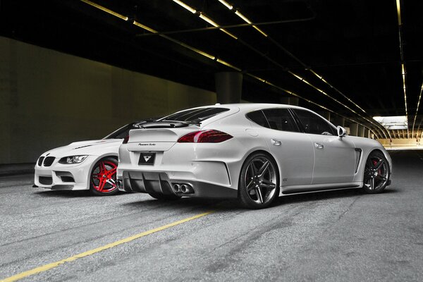 Due Porsche fantastiche nel tunnel
