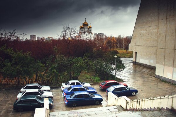 Voitures domestiques tuning sur fond de temple