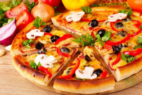 Красивое аппетитное фото пиццы с оливками и грибами