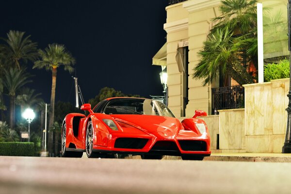 Ferrari sulla strada della notte di Monaco