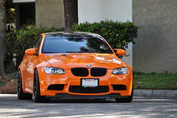 Ein orangefarbener BMW steht auf der Straße