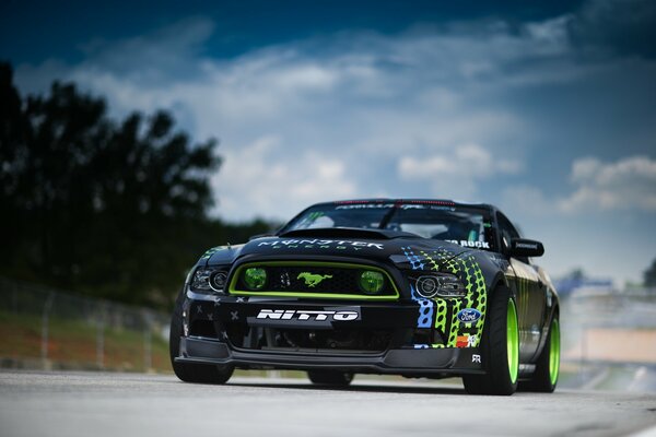 Schwarzer Ford Mustang rtr -x. Überholen der Zeit