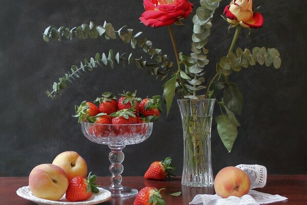 Bella Natura morta di fragole. pesche e fiori