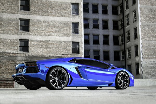 Lamborghini azul en el fondo del edificio