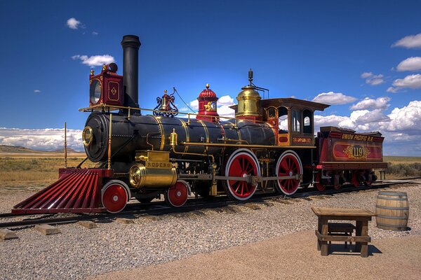 Locomotora de vapor antigua en el ferrocarril