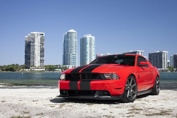 Amerykański Ford Mustang w mieście