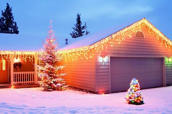 Casa e albero di Natale innevati