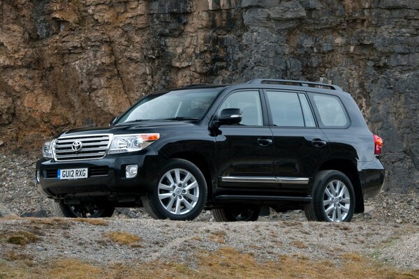 Toyota v8 SUV auf dem Hintergrund der Berge