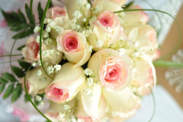 Bouquet de mariage de roses blanches et roses