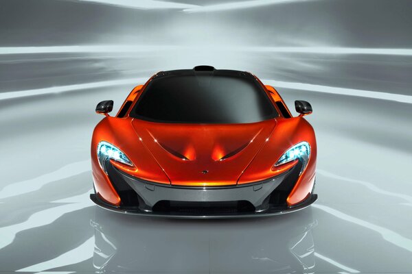 McLaren P1 con fondo plateado