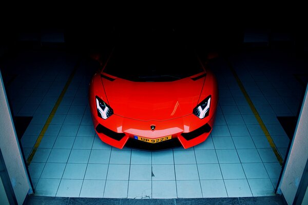 Der orange Lamborghini lp700-4 Ruß