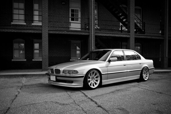 Blanc bmw 740 e38 sur fond gris