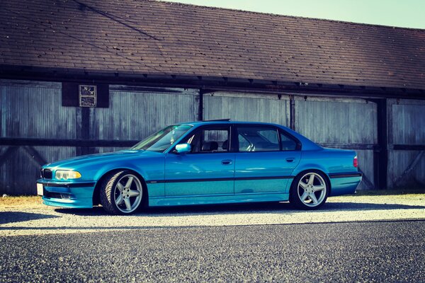 BMW tuningowane - widok z boku, Kolor Niebieski