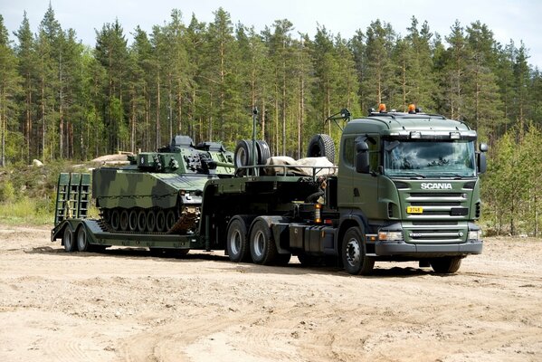 Tracteur de selle scania r 5006x4 avec remorque pour le transport de matériel militaire des forces armées Finlandaises
