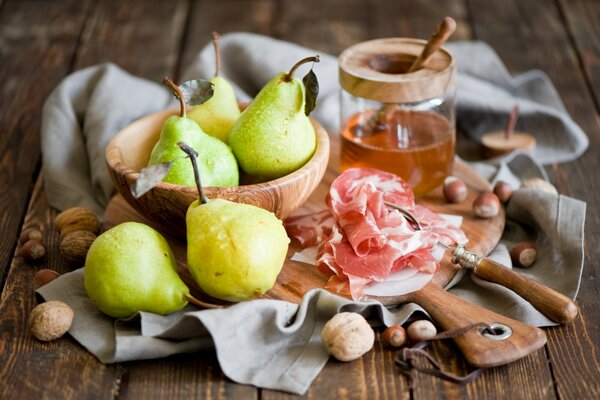 Verser dans le miel avec les poires et le jambon