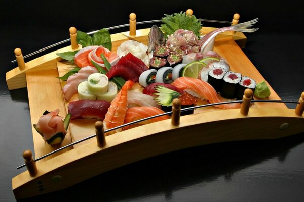 Beau jeu de sushi sur une planche à servir