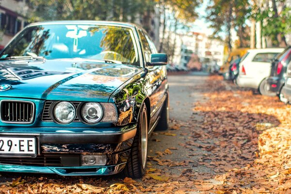 Voiture tuning BVM dans la rue d automne