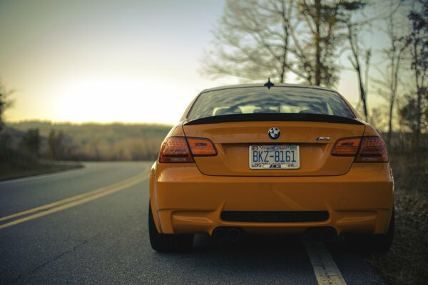 Orangefarbener BMW auf der Abendstraße