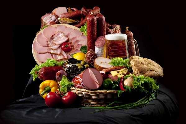 Basket with sliced meat and peppers