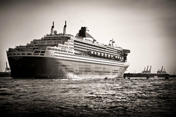 Image en noir et blanc d un paquebot de croisière