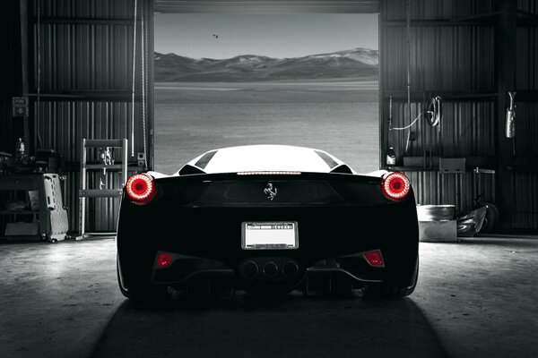 Ferrari vue arrière thème sombre