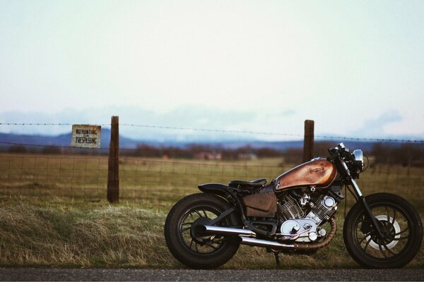 Moto sur la route sur fond d herbe