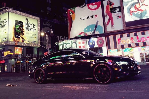 Audi a7 auf den Straßen der Nachtstadt