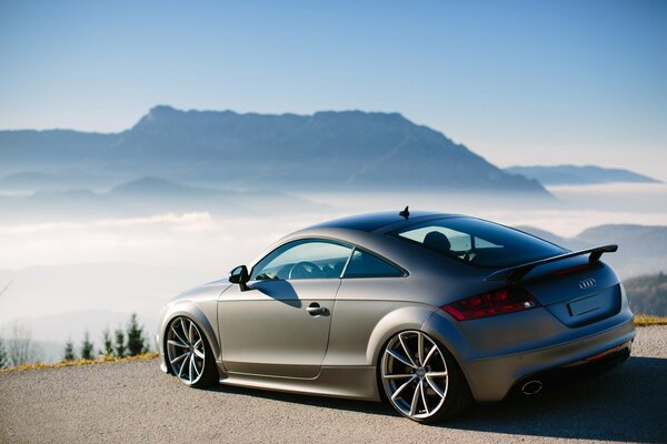 Vor dem Hintergrund der fernen Berge - ein deutsches Audi-Auto