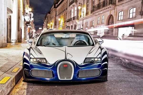 Bugatti de luxe et lumières de la ville du soir