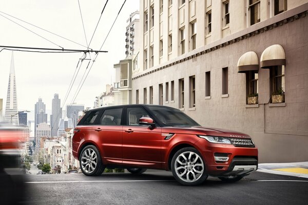 SUV rosso sulle strade della città