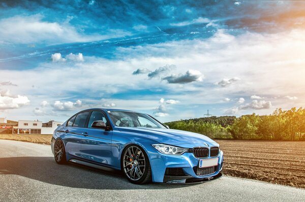 Voiture bmw dans la carrosserie de couleur bleue