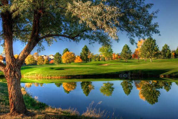 Hermoso paisaje de otoño junto al río