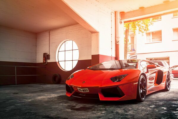 Legendärer roter Supersportwagen Lamborghini Aventador Vorderansicht und Seitenansicht