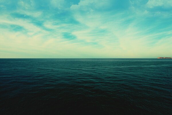 Бескрайнее море и бесконечное небо