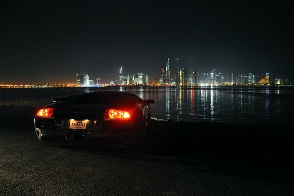 Суперкар lamborghini с красивым ночным видом на ОАЭ