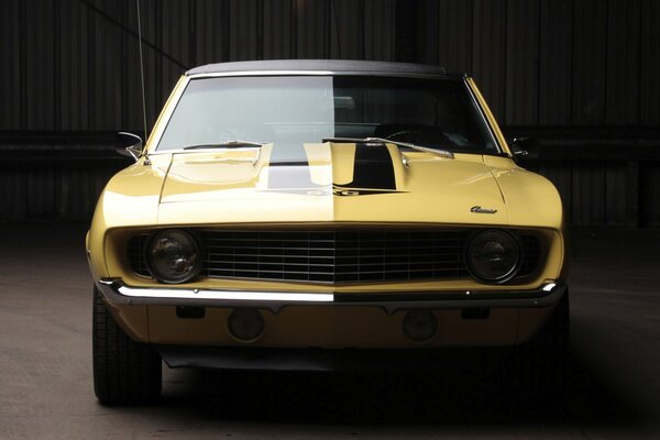 Chevrolet Camaro giallo, vista frontale