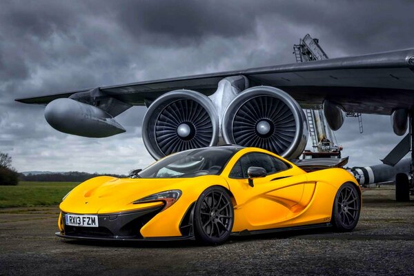 Supersportwagen McLaren gelb auf Flugzeughintergrund