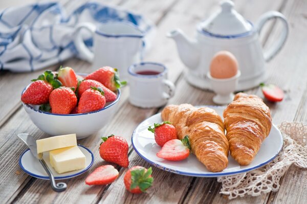 Croissants und Erdbeeren zum Frühstück