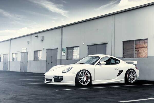 Llantas cromadas en Porsche blanco