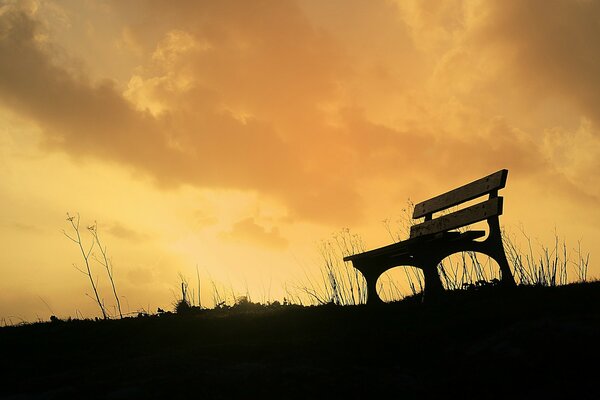 Banc sur fond jaune