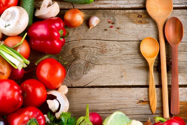 Assortiment de légumes et quelques cuillères en bois