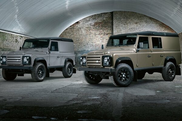 SUV grigio land rover in garage